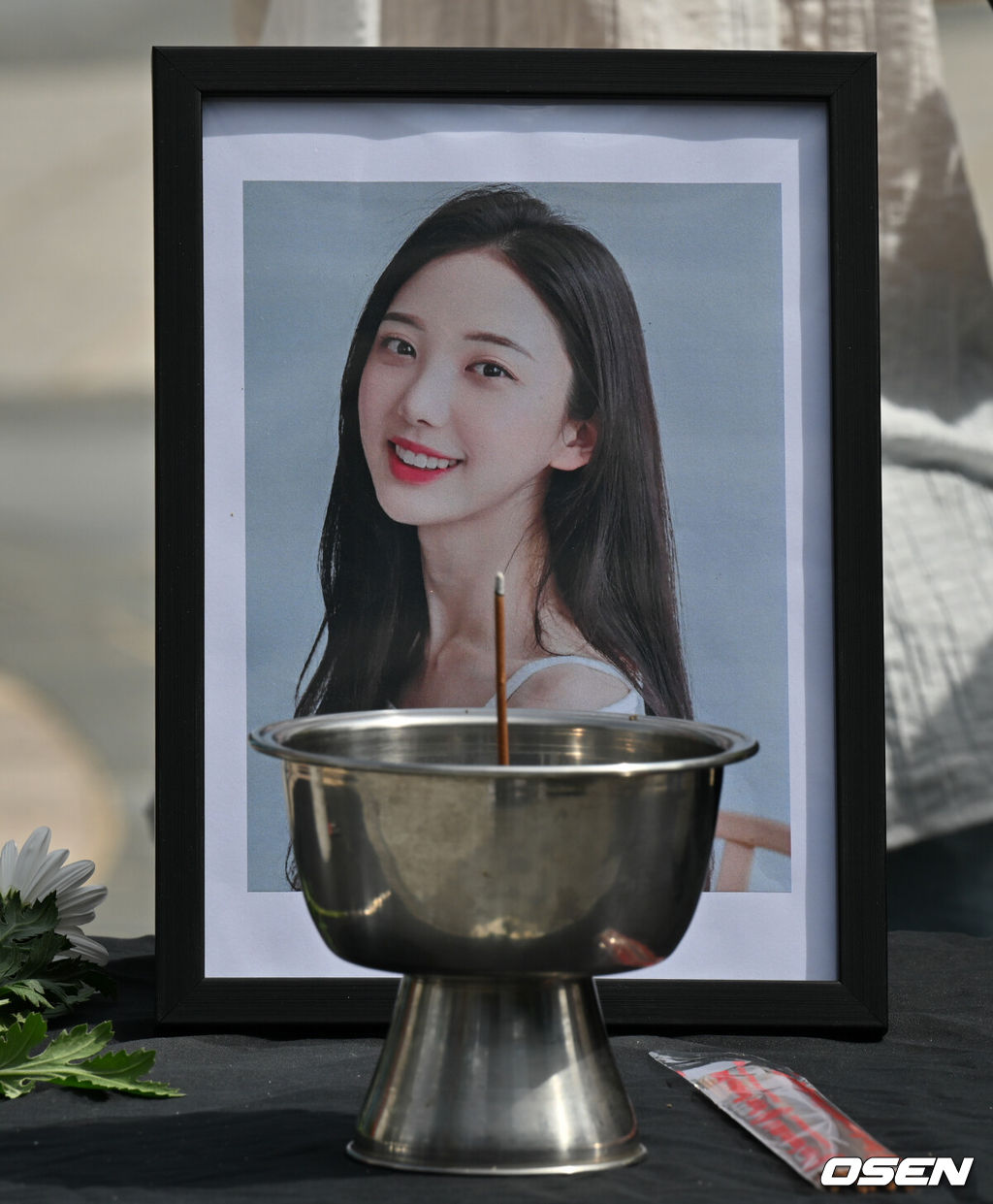 고 오요안나 1주기 추모주간 투쟁선포 기자회견이 8일 서울 마포구 상암 MBC 신사옥 앞에서 진행됐다. 고 오요안나의 어머니는 MBC 측이 사건을 덮으려고만 하고 재발 방지 대책을 내놓지 않는다며 오는 8일부터 서울 마포구 상암동 MBC 본사 앞에서 단식 농성을 시작하겠다고 밝혔다.기자회견장 앞에 고 오요안나의 영정이 높여있다. 2025.09.08 /cej@osen.co.kr