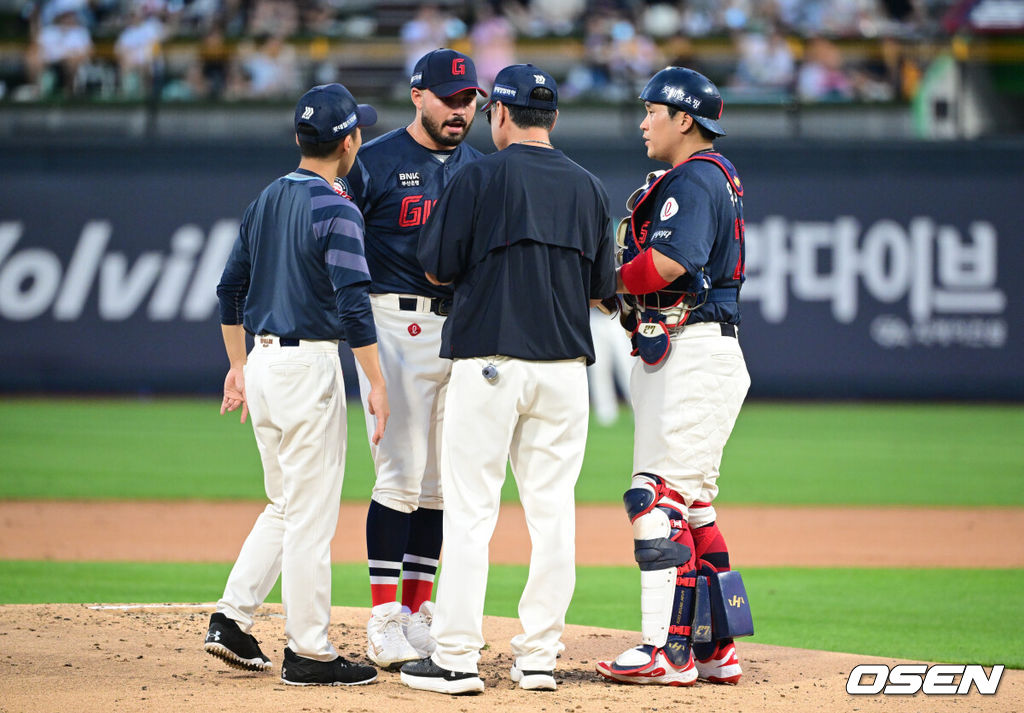 3일 오후 수원KT위즈파크에서 ‘2025 신한 SOL BANK KBO리그’ KT 위즈와 롯데 자이언츠의 경기가 진행됐다.이날 경기에 KT는 헤이수스, 롯데는 감보아를 선발투수로 내세웠다. 1회말 1사 만루에 롯데 코칭스태프가 마운드에 올라 감보아를 다독이고 있다. 2025.09.03 /cej@osen.co.kr