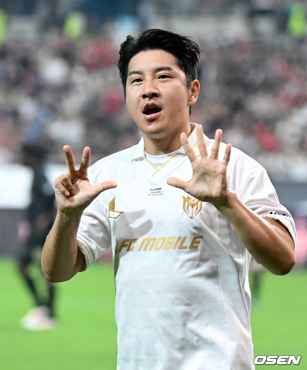 이번에도 방패가 창을 부러뜨렸다. 2025년에도 아이콘 매치의 승자는 실드 유나이티드(수비수팀)가 됐다.실드 유나이티드는 14일 오후 7시 30분 서울월드컵기장에서 열린 '2025 아이콘 매치: 창의 귀환, 반격의 시작'에서 맞붙고 있다.'FC 스피어(공격수팀)'에 2-1 역전승을 거뒀다. 지난해 4-1 승리에 이어 이번에도 승자가 됐다.후반 실드 박주호가 역전골을 성공시키고 환호하고 있다. 2025.09.14 /sunday@osen.co.kr
