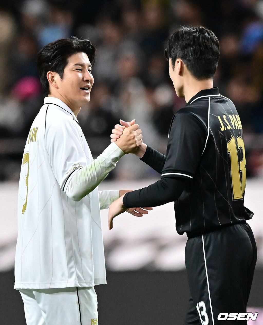 방패가 창을 뚫어내고 있다. '실드 유나이티드(수비수팀)'가 20일 오후 6시 서울월드컵경기장에서 열린 '2024 넥슨 아이콘 매치'에서 'FC 스피어(공격수팀)'를 상대로 4-1 대승을 거뒀다.경기 종료 후 스피어팀 박주호, 박지성이 인사를 나누고 있다. 2024.10.20 / ksl0919@osen.co.kr