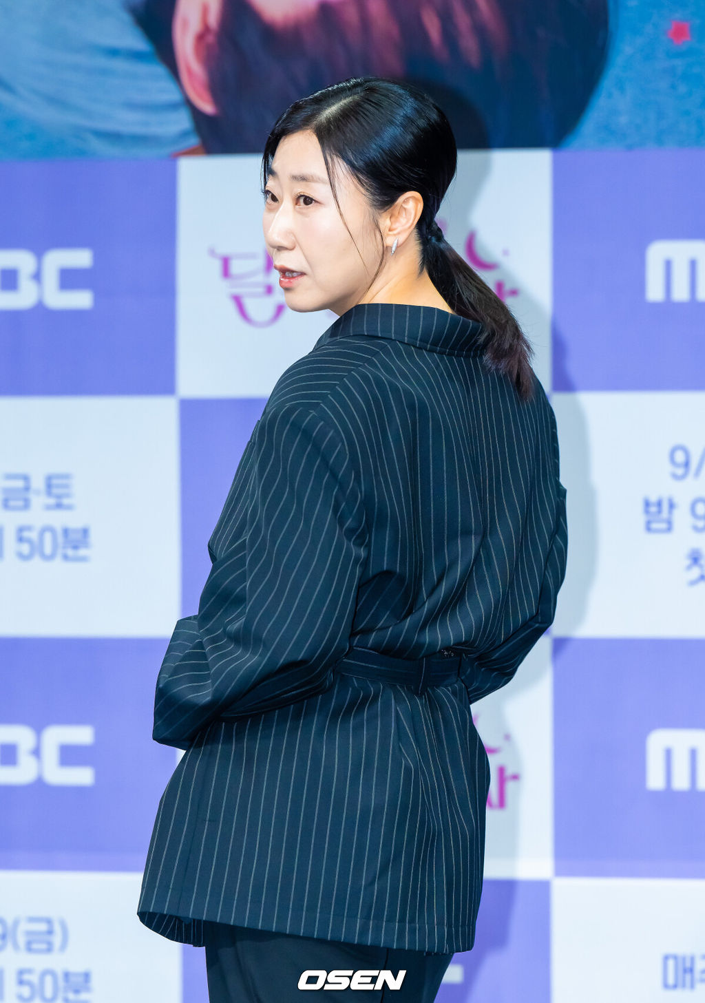 MBC 금토드라마 '달까지 가자' 제작발표회가 16일 오전 서울 상암 MBC에서 진행됐다. '달까지 가자'는 월급만으론 생존할 수 없는 흙수저 세 여자가 코인 투자에 뛰어들며 벌어지는 하이퍼리얼리즘 생존 드라마로 뱅 이선빈과 라미란, 조아람, 김영대가 출연한다.배우 라미란이 포즈를 취하고 있다.  2025.09.16 / soul1014@osen.co.kr