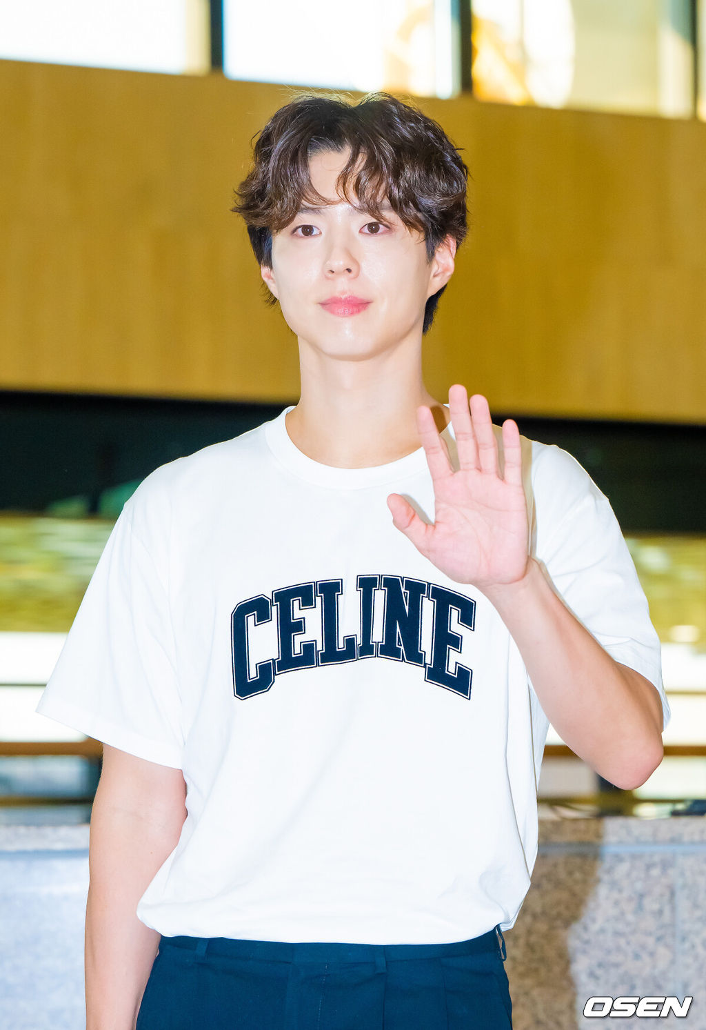 배우 박보검이 25일 오전 서울 김포국제공항을 통해 팬미팅 참석차 일본으로 출국했다.박보검은 올 초 공개된 넷플릭스 오리지널 드라마 ‘폭싹 속았수다’의 장관식 아역을 통해 세계적인 인기를 얻었다. 또한 최근 막을 내린 JTBC 드라마 ‘굿보이’에서 윤동주 역을 연기한 그는 다음 달 1일까지 KBS2 음악 예능 ‘더 시즌즈-박보검의 칸타빌레’를 진행하고 물러날 계획이다.배우 박보검이 출국에 앞서 포즈를 취하고 있다.   2025.07.25 / soul1014@osen.co.kr