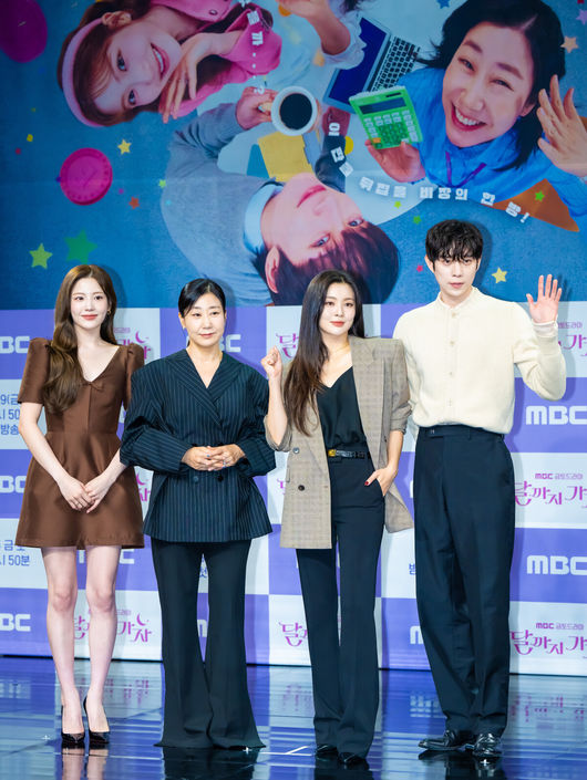 MBC 금토드라마 '달까지 가자' 제작발표회가 16일 오전 서울 상암 MBC에서 진행됐다. '달까지 가자'는 월급만으론 생존할 수 없는 흙수저 세 여자가 코인 투자에 뛰어들며 벌어지는 하이퍼리얼리즘 생존 드라마로 뱅 이선빈과 라미란, 조아람, 김영대가 출연한다.배우 조아람과 라미란, 이선빈, 김영대가 포즈를 취하고 있다.  2025.09.16 / soul1014@osen.co.kr