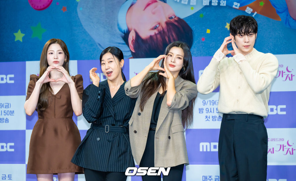 MBC 금토드라마 '달까지 가자' 제작발표회가 16일 오전 서울 상암 MBC에서 진행됐다. '달까지 가자'는 월급만으론 생존할 수 없는 흙수저 세 여자가 코인 투자에 뛰어들며 벌어지는 하이퍼리얼리즘 생존 드라마로 뱅 이선빈과 라미란, 조아람, 김영대가 출연한다.배우 조아람과 라미란, 이선빈, 김영대가 포즈를 취하고 있다.  2025.09.16 / soul1014@osen.co.kr
