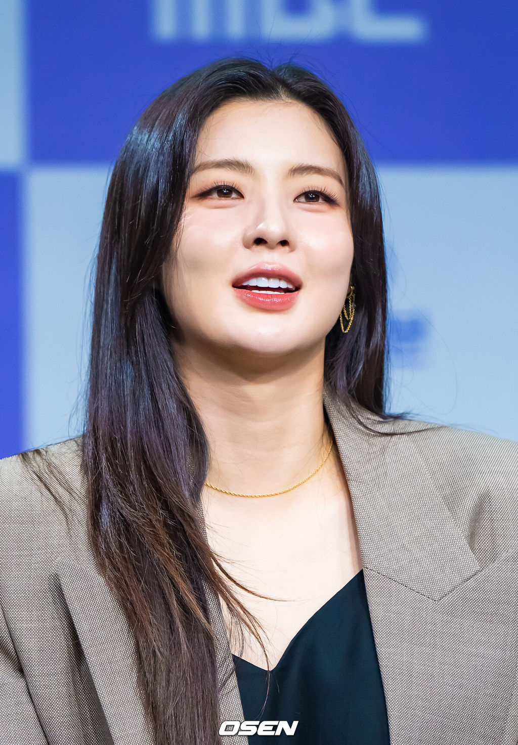 MBC 금토드라마 '달까지 가자' 제작발표회가 16일 오전 서울 상암 MBC에서 진행됐다. '달까지 가자'는 월급만으론 생존할 수 없는 흙수저 세 여자가 코인 투자에 뛰어들며 벌어지는 하이퍼리얼리즘 생존 드라마로 뱅 이선빈과 라미란, 조아람, 김영대가 출연한다.배우 이선빈이 질문을 듣고 있다.  2025.09.16 / soul1014@osen.co.kr