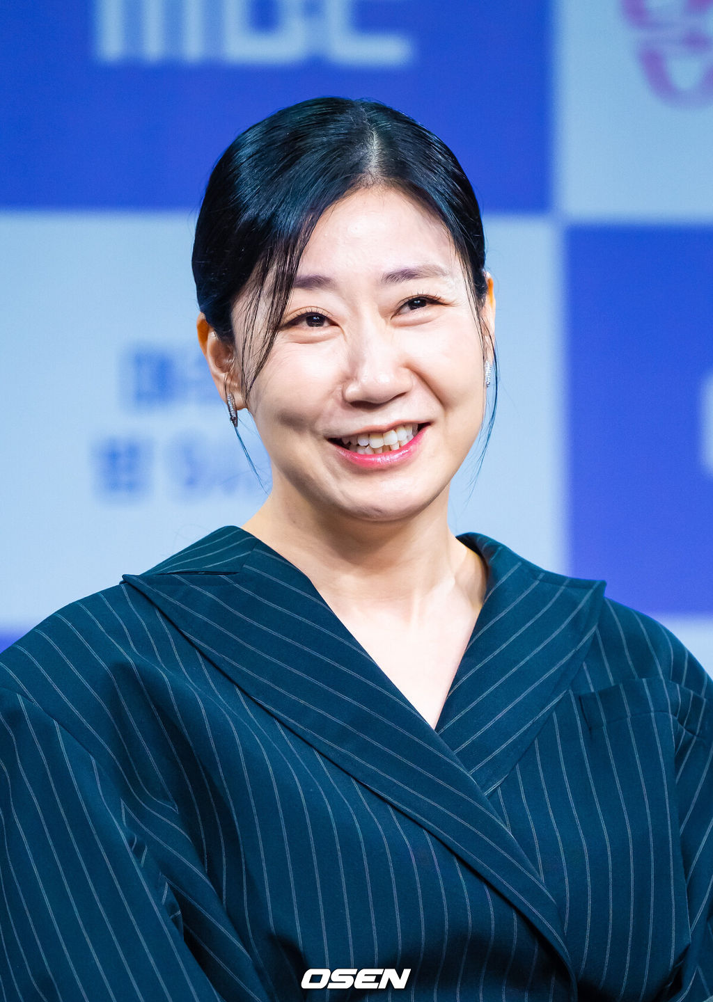 MBC 금토드라마 '달까지 가자' 제작발표회가 16일 오전 서울 상암 MBC에서 진행됐다. '달까지 가자'는 월급만으론 생존할 수 없는 흙수저 세 여자가 코인 투자에 뛰어들며 벌어지는 하이퍼리얼리즘 생존 드라마로 뱅 이선빈과 라미란, 조아람, 김영대가 출연한다.배우 라미란이 미소 짓고 있다.  2025.09.16 / soul1014@osen.co.kr