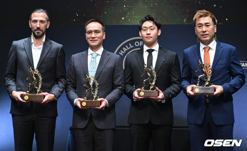 제2회 K리그 명예의전당 헌액식이 16일 서울 종로구 아산정책연구원에서 진행됐다.이번 제2회 K리그 명예의전당 헌액자로는 선수 부문에 김주성, 김병지, 고(故) 유상철, 데얀이 선정됐다. 지도자 부문에 김호 전 수원 삼성 감독, 공헌자 부문에 정몽준 대한축구협회 명예회장이 이름을 올렸다.선수부문에 헌액된 데얀(왼쪽부터), 김주성, 고 유상철 아들 유선우 씨, 김병지가 포즈를 취하고 있다. 2025.09.16 /cej@osen.co.kr
