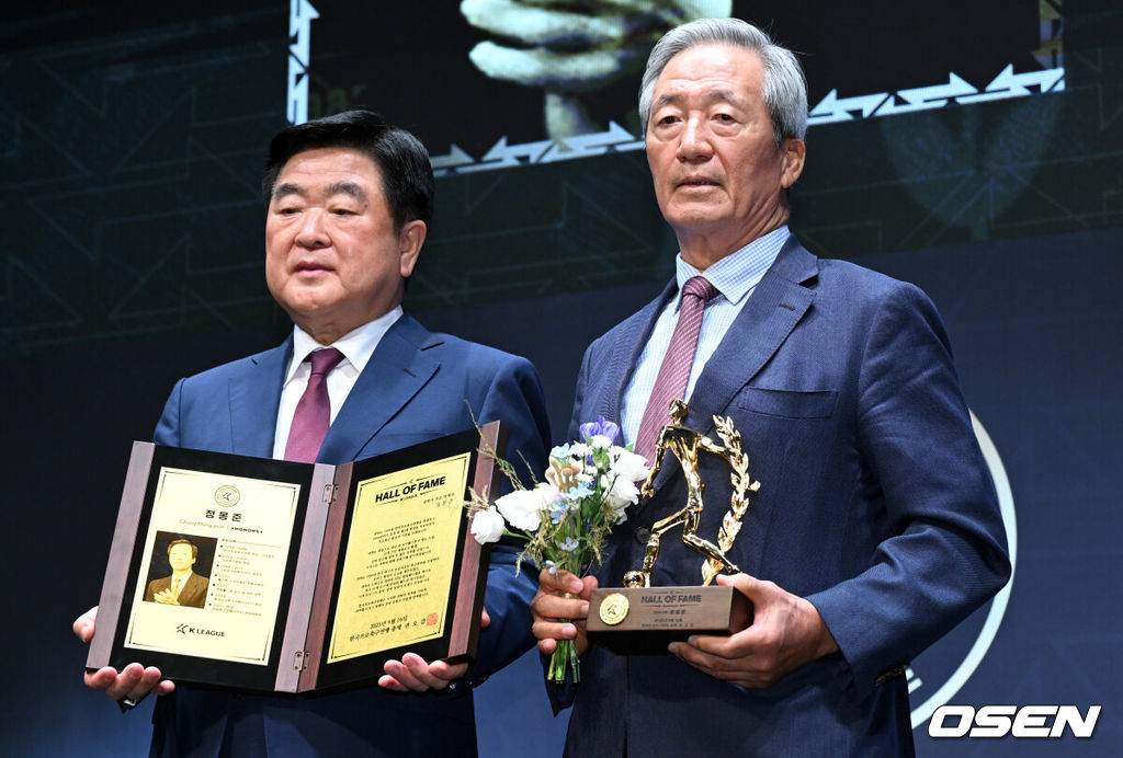 제2회 K리그 명예의전당 헌액식이 16일 서울 종로구 아산정책연구원에서 진행됐다.이번 제2회 K리그 명예의전당 헌액자로는 선수 부문에 김주성, 김병지, 고(故) 유상철, 데얀이 선정됐다. 지도자 부문에 김호 전 수원 삼성 감독, 공헌자 부문에 정몽준 대한축구협회 명예회장이 이름을 올렸다.공헌자 부문에 헌액된 정몽준 대한축구협회 명예회장(오른쪽)이 권오갑 총재와 포즈를 취하고 있다. 2025.09.16 /cej@osen.co.kr
