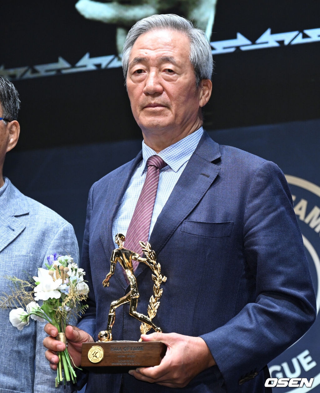 제2회 K리그 명예의전당 헌액식이 16일 서울 종로구 아산정책연구원에서 진행됐다.이번 제2회 K리그 명예의전당 헌액자로는 선수 부문에 김주성, 김병지, 고(故) 유상철, 데얀이 선정됐다. 지도자 부문에 김호 전 수원 삼성 감독, 공헌자 부문에 정몽준 대한축구협회 명예회장이 이름을 올렸다.공헌자 부문에 헌액된 정몽준 대한축구협회 명예회장이 포즈를 취하고 있다. 2025.09.16 /cej@osen.co.kr