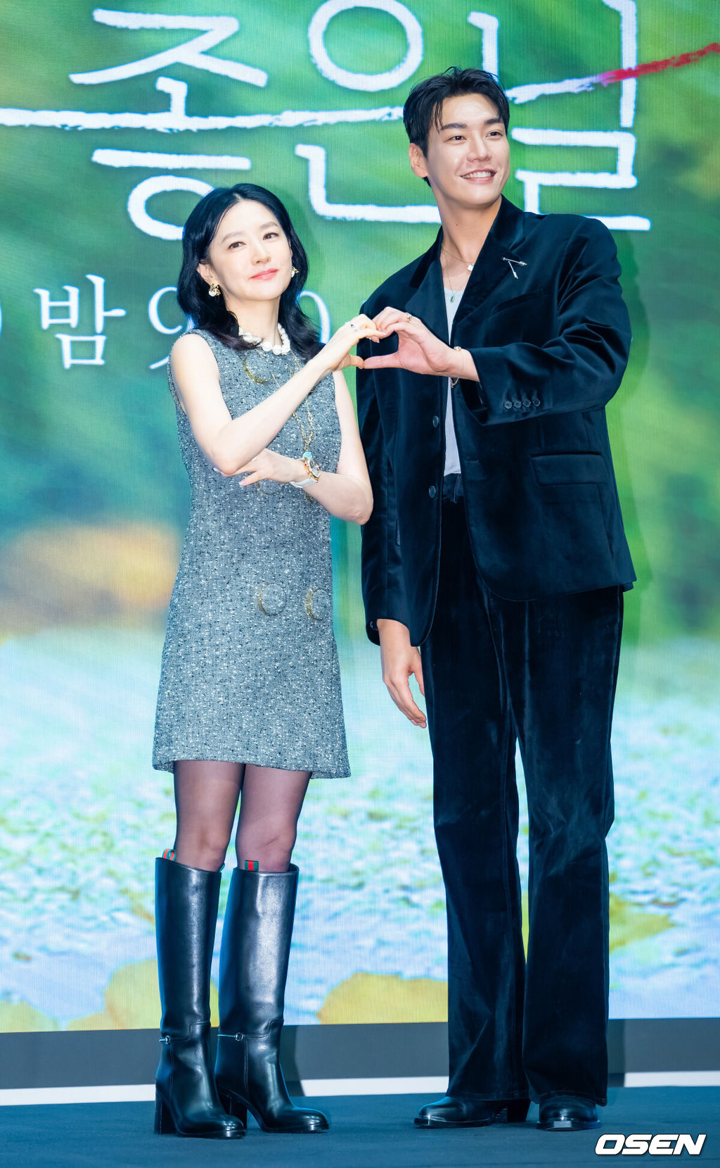16일 서울 구로구 더세인트 그랜드볼룸에서 KBS2 새 토일드라마 ‘은수 좋은 날’ 제작발표회가 열렸다. 20일 첫 방송 예정인 ‘은수 좋은 날’(연출 송현욱, 극본 전영신)은 가족을 지키고 싶은 학부모 강은수(이영애 분)와 두 얼굴의 선생 이경(김영광 분)이 우연히 얻은 마약 가방으로 벌이는 위험 처절한 동업 일지를 그린 작품이다.무대 위에서 배우 이영애, 김영광이 포즈를 취하고 있다. 2025.09.16 / rumi@osen.co.kr