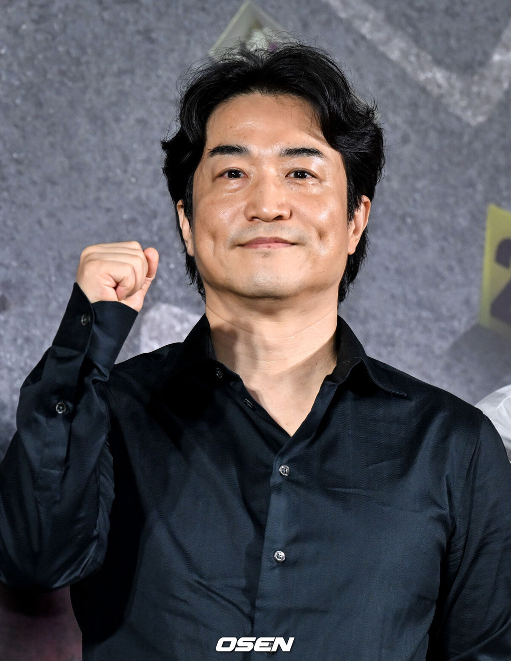 넷플릭스 예능 '크라임씬 제로' 제작발표회가 16일 서울 구로구 신도림 라마다 호텔에서 열렸다.넷플릭스 예능 ‘크라임씬 제로’는 용의자와 탐정이 된 플레이어가 그들 가운데 숨어있는 범인을 찾아내는 레전드 롤플레잉 추리 게임이다.윤현준PD가 포즈를 취하고 있다.  2025.09.16 /cej@osen.co.kr