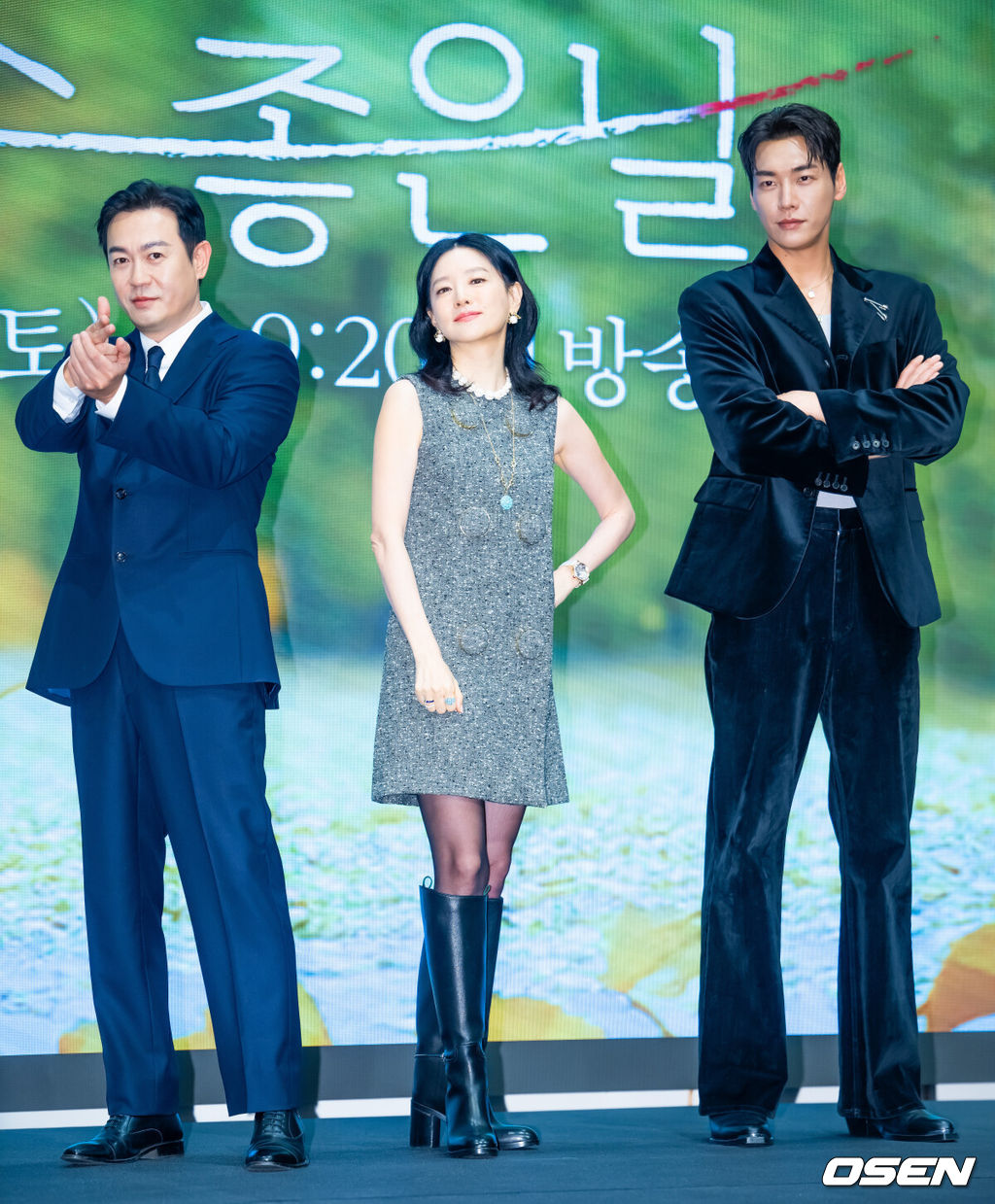 16일 서울 구로구 더세인트 그랜드볼룸에서 KBS2 새 토일드라마 ‘은수 좋은 날’ 제작발표회가 열렸다. 20일 첫 방송 예정인 ‘은수 좋은 날’(연출 송현욱, 극본 전영신)은 가족을 지키고 싶은 학부모 강은수(이영애 분)와 두 얼굴의 선생 이경(김영광 분)이 우연히 얻은 마약 가방으로 벌이는 위험 처절한 동업 일지를 그린 작품이다.무대 위에서 배우 박용우, 이영애, 김영광이  포즈를 취하고 있다. 2025.09.16 / rumi@osen.co.kr