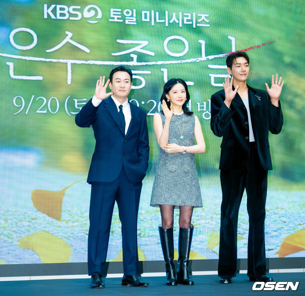 16일 서울 구로구 더세인트 그랜드볼룸에서 KBS2 새 토일드라마 ‘은수 좋은 날’ 제작발표회가 열렸다. 20일 첫 방송 예정인 ‘은수 좋은 날’(연출 송현욱, 극본 전영신)은 가족을 지키고 싶은 학부모 강은수(이영애 분)와 두 얼굴의 선생 이경(김영광 분)이 우연히 얻은 마약 가방으로 벌이는 위험 처절한 동업 일지를 그린 작품이다.무대 위에서 배우 박용우, 이영애, 김영광이  포즈를 취하고 있다. 2025.09.16 / rumi@osen.co.kr