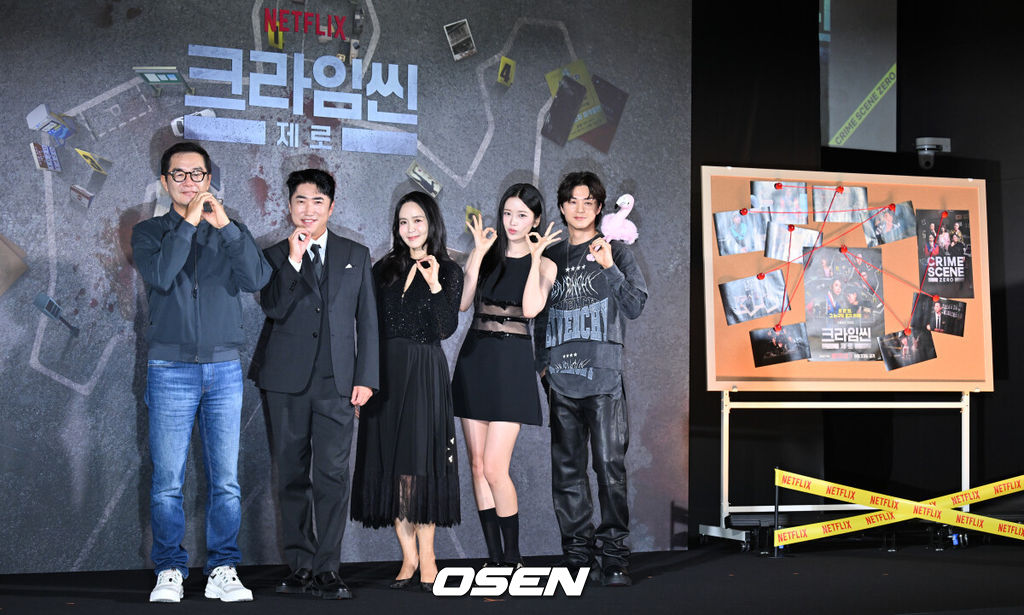넷플릭스 예능 '크라임씬 제로' 제작발표회가 16일 서울 구로구 신도림 라마다 호텔에서 열렸다.넷플릭스 예능 ‘크라임씬 제로’는 용의자와 탐정이 된 플레이어가 그들 가운데 숨어있는 범인을 찾아내는 레전드 롤플레잉 추리 게임이다.장진(왼쪽부터), 장동민, 박지윤, 아이브 안유진, 김지훈 이 포즈를 취하고 있다.  2025.09.16 /cej@osen.co.kr