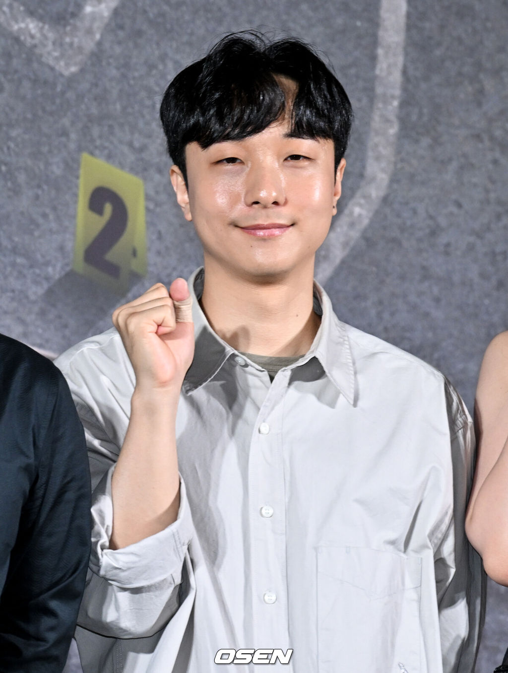 넷플릭스 예능 '크라임씬 제로' 제작발표회가 16일 서울 구로구 신도림 라마다 호텔에서 열렸다.넷플릭스 예능 ‘크라임씬 제로’는 용의자와 탐정이 된 플레이어가 그들 가운데 숨어있는 범인을 찾아내는 레전드 롤플레잉 추리 게임이다.황슬우PD가 포즈를 취하고 있다.  2025.09.16 /cej@osen.co.kr