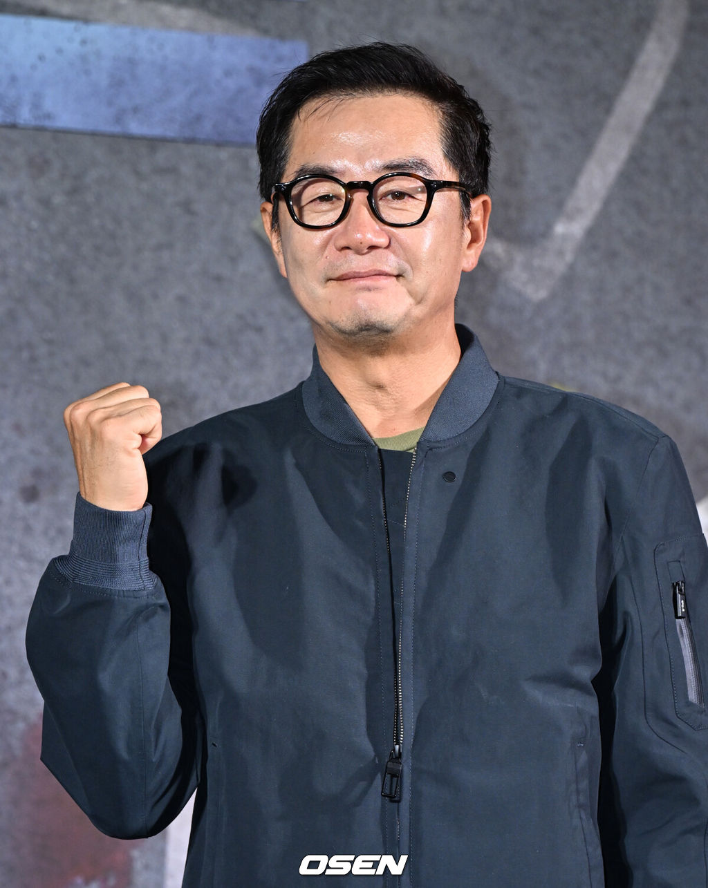넷플릭스 예능 '크라임씬 제로' 제작발표회가 16일 서울 구로구 신도림 라마다 호텔에서 열렸다.넷플릭스 예능 ‘크라임씬 제로’는 용의자와 탐정이 된 플레이어가 그들 가운데 숨어있는 범인을 찾아내는 레전드 롤플레잉 추리 게임이다.장진 감독이 포즈를 취하고 있다.  2025.09.16 /cej@osen.co.kr