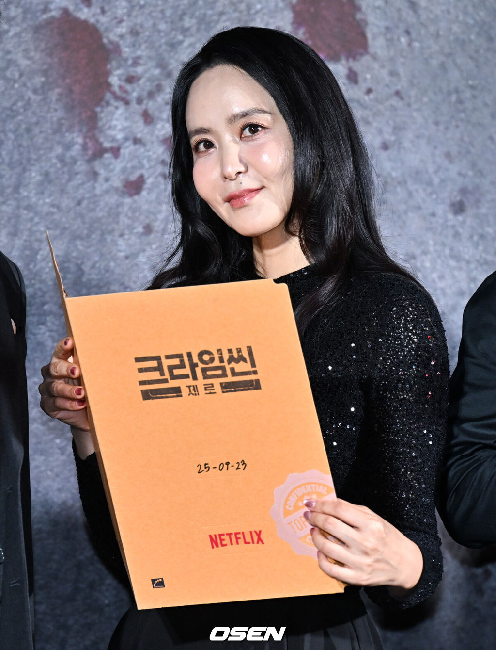 넷플릭스 예능 '크라임씬 제로' 제작발표회가 16일 서울 구로구 신도림 라마다 호텔에서 열렸다.넷플릭스 예능 ‘크라임씬 제로’는 용의자와 탐정이 된 플레이어가 그들 가운데 숨어있는 범인을 찾아내는 레전드 롤플레잉 추리 게임이다.아나운서 박지윤이 포즈를 취하고 있다.  2025.09.16 /cej@osen.co.kr