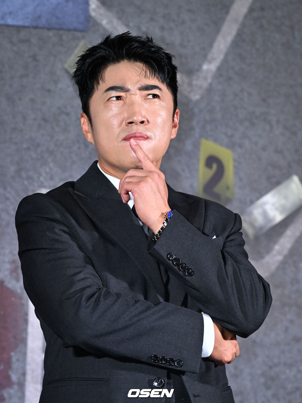 넷플릭스 예능 '크라임씬 제로' 제작발표회가 16일 서울 구로구 신도림 라마다 호텔에서 열렸다.넷플릭스 예능 ‘크라임씬 제로’는 용의자와 탐정이 된 플레이어가 그들 가운데 숨어있는 범인을 찾아내는 레전드 롤플레잉 추리 게임이다.방송인 장동민이 포즈를 취하고 있다.  2025.09.16 /cej@osen.co.kr