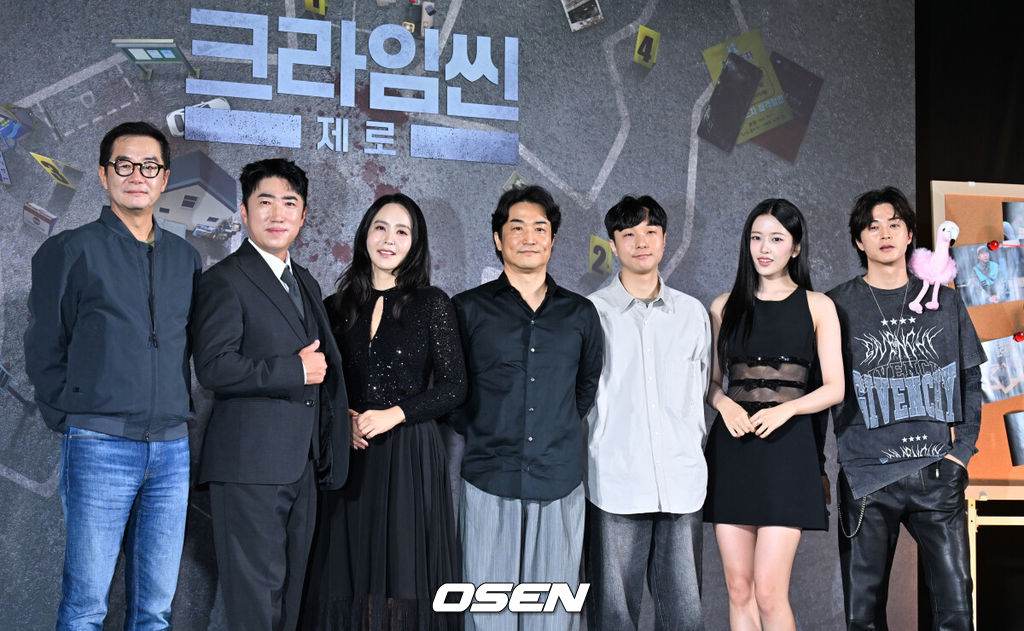 넷플릭스 예능 '크라임씬 제로' 제작발표회가 16일 서울 구로구 신도림 라마다 호텔에서 열렸다.넷플릭스 예능 ‘크라임씬 제로’는 용의자와 탐정이 된 플레이어가 그들 가운데 숨어있는 범인을 찾아내는 레전드 롤플레잉 추리 게임이다.장진(왼쪽부터), 장동민, 박지윤, 윤현준PD, 황슬우PD, 아이브 안유진, 김지훈 이 포즈를 취하고 있다.  2025.09.16 /cej@osen.co.kr
