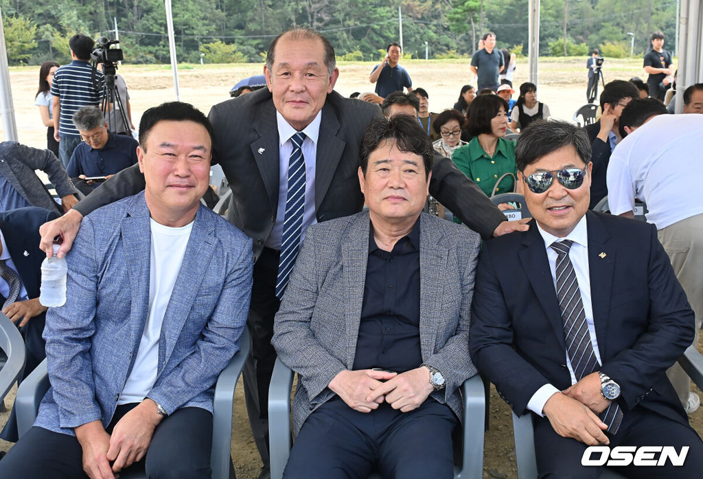 한국야구명예의 전당(야구박물관) 착공식이 16일 부산 기장-현대차 드림 볼파크에서 열렸다. 착공식에는 허구연 KBO 총재, 박형준 부산시장, 정종복 기장군수, 박홍복 기장군의회의장, 양해영 대한야구소프트볼협회 회장 등 주요 내빈이 참석해 시삽을 했다. 착공식에 참석한 이만수 헐크파운데이션 이사장과 박철순 일구회 부회장, 장종훈 KBO 전력 강화 위원, 윤학길 KBO 재능기부위원이 포즈를 취하고 있다.한국야구명예의 전당은 2027년 상반기에 개장 예정이다. 2025.09.16 / foto0307@osen.co.kr