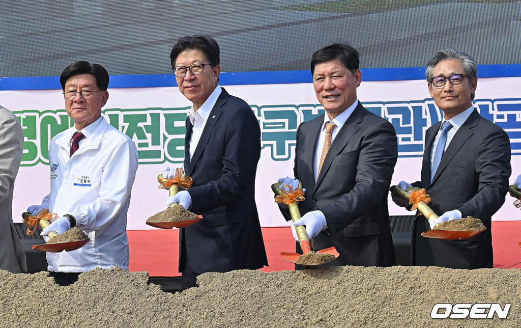 한국야구명예의 전당(야구박물관) 착공식이 16일 부산 기장-현대차 드림 볼파크에서 열렸다. 착공식에는 허구연 KBO 총재, 박형준 부산시장, 정종복 기장군수, 박홍복 기장군의회의장, 양해영 대한야구소프트볼협회 회장 등 주요 내빈이 참석해 시삽을 했다. 한국야구명예의 전당은 2027년 상반기에 개장 예정이다. 2025.09.16 / foto0307@osen.co.kr