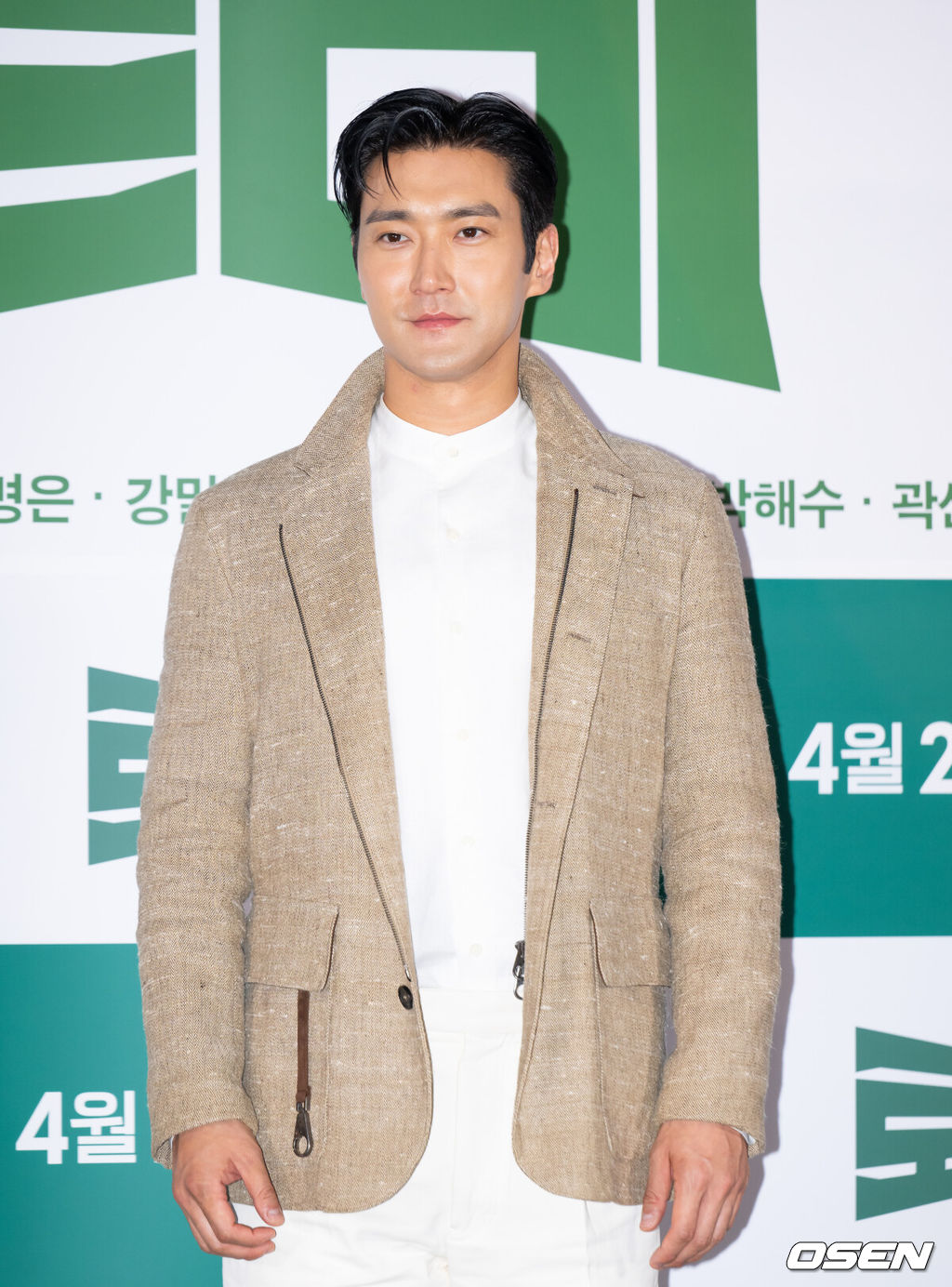 25일 오후 서울 용산구 한강대로 CGV 용산아이파크몰에서 영화 ‘로비’ 언론시사회가 열렸다.영화 로비는 연구 밖에 모르던 스타트업 대표 창욱(하정우 분)이 4조 원의 국책사업을 따내기 위해 인생 첫 로비 골프를 시작하는 이야기를 그린 작품으로, 감독 하정우의 세번째 연출작이다.배우 최시원이 포토타임을 갖고 있다. 2025.03.25 / ksl0919@osen.co.kr