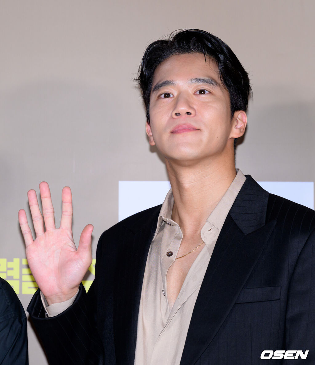 5일 서울 송파구 롯데시네마 월드타워점에서 영화 '전력질주' VIP 시사회가 열렸다.영화 ‘전력질주’(감독 이승훈)는 현재를 달리는 남자와 미래를 달리는 남자, 시간을 달리는 그들의 완벽한 엔딩을 위한 전력질주를 그린 러닝드라마로 오는 9월 10일 롯데시네마에서 단독 개봉한다.배우 하석진이 포토타임을 가지고 있다. 2025.09.05 /sunday@osen.co.kr