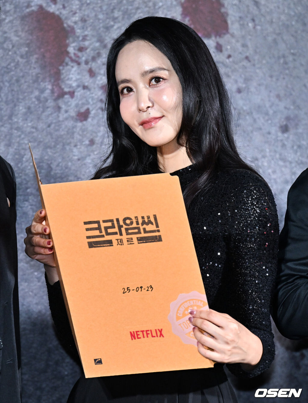넷플릭스 예능 '크라임씬 제로' 제작발표회가 16일 서울 구로구 신도림 라마다 호텔에서 열렸다.넷플릭스 예능 ‘크라임씬 제로’는 용의자와 탐정이 된 플레이어가 그들 가운데 숨어있는 범인을 찾아내는 레전드 롤플레잉 추리 게임이다.아나운서 박지윤이 포즈를 취하고 있다.  2025.09.16 /cej@osen.co.kr