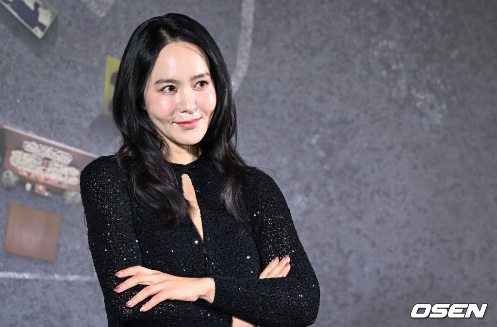 넷플릭스 예능 '크라임씬 제로' 제작발표회가 16일 서울 구로구 신도림 라마다 호텔에서 열렸다.넷플릭스 예능 ‘크라임씬 제로’는 용의자와 탐정이 된 플레이어가 그들 가운데 숨어있는 범인을 찾아내는 레전드 롤플레잉 추리 게임이다.아나운서 박지윤이 포즈를 취하고 있다.  2025.09.16 /cej@osen.co.kr