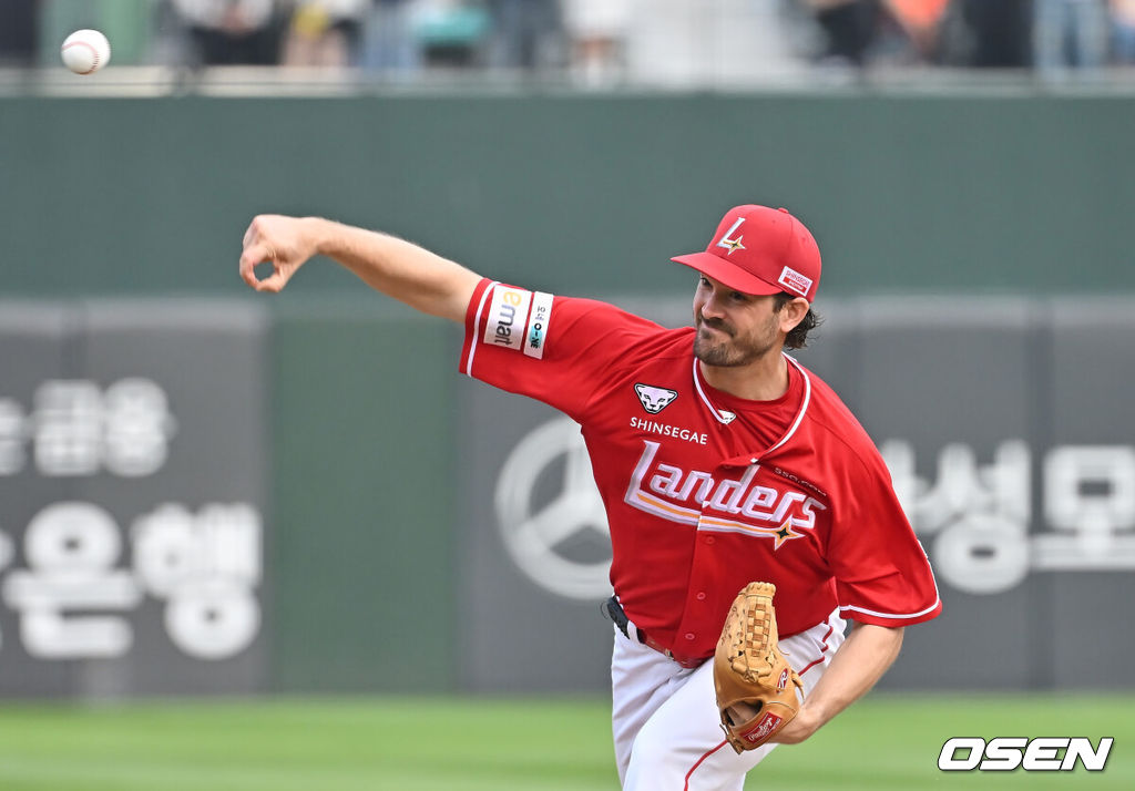1일 부산 사직야구장에서 2025 신한 SOL 뱅크 KBO 리그 롯데 자이언츠와 SSG 랜더스의 경기가 열렸다. 홈팀 롯데는 이민석이, 방문팀 SSG는 앤더슨이 선발 출전했다.SSG 랜더스 선발 투수 앤더슨이 역투하고 있다. 2025.06.01 / foto0307@osen.co.kr