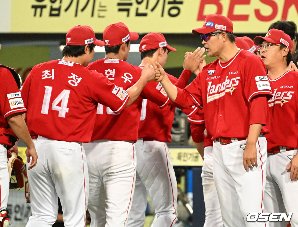 이숭용 감독이 이끄는 프로야구 SSG 랜더스가 삼성 라이온즈를 꺾고 3위 자리를 굳건히 지켰다. SSG는 11일 대구삼성라이온즈파크에서 열린 삼성과의 원정 경기에서 8-4로 승리했다. 최정은 KBO 최초 10년 연속 20홈런 고지를 밟았다. 노경은도 한국 프로야구 최초로 3년 연속 20홀드의 주인공이 됐다. 반면 삼성은 선발 아리엘 후라도의 호투에도 연패에 빠졌다. 경기 종료 후 SSG 이숭용 감독이 최정과 승리의 기쁨을 나누고 있다. 2025.09.11 /sunday@osen.co.kr