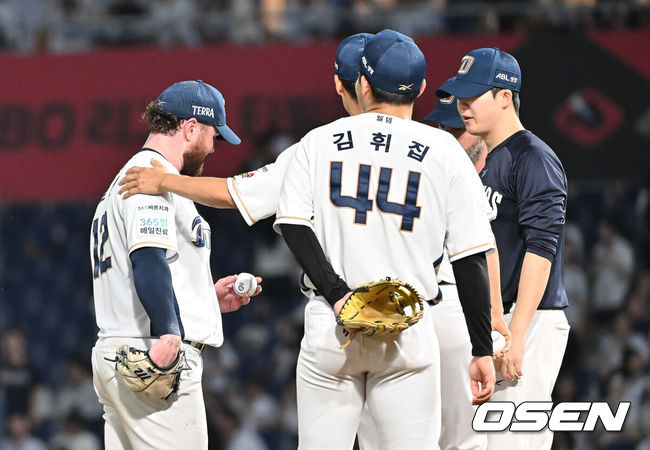 [OSEN=창원, 이석우 기자] 21일 창원NC파크에서 2025 신한 SOL 뱅크 KBO 리그 NC 다이노스와 삼성 라이온즈의 경기가 열렸다. 홈팀 NC는 로건이, 방문팀 삼성은 가라비토가 선발 출전했다. NC 다이노스 선발투수 로건이 6회초 교체되고 있다. 2025.08.21 / foto0307@osen.co.kr