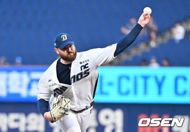 [OSEN=창원, 이석우 기자] 21일 창원NC파크에서 2025 신한 SOL 뱅크 KBO 리그 NC 다이노스와 삼성 라이온즈의 경기가 열렸다. 홈팀 NC는 로건이, 방문팀 삼성은 가라비토가 선발 출전했다. NC 다이노스 선발투수 로건이 역투하고 있다. 2025.08.21 / foto0307@osen.co.kr