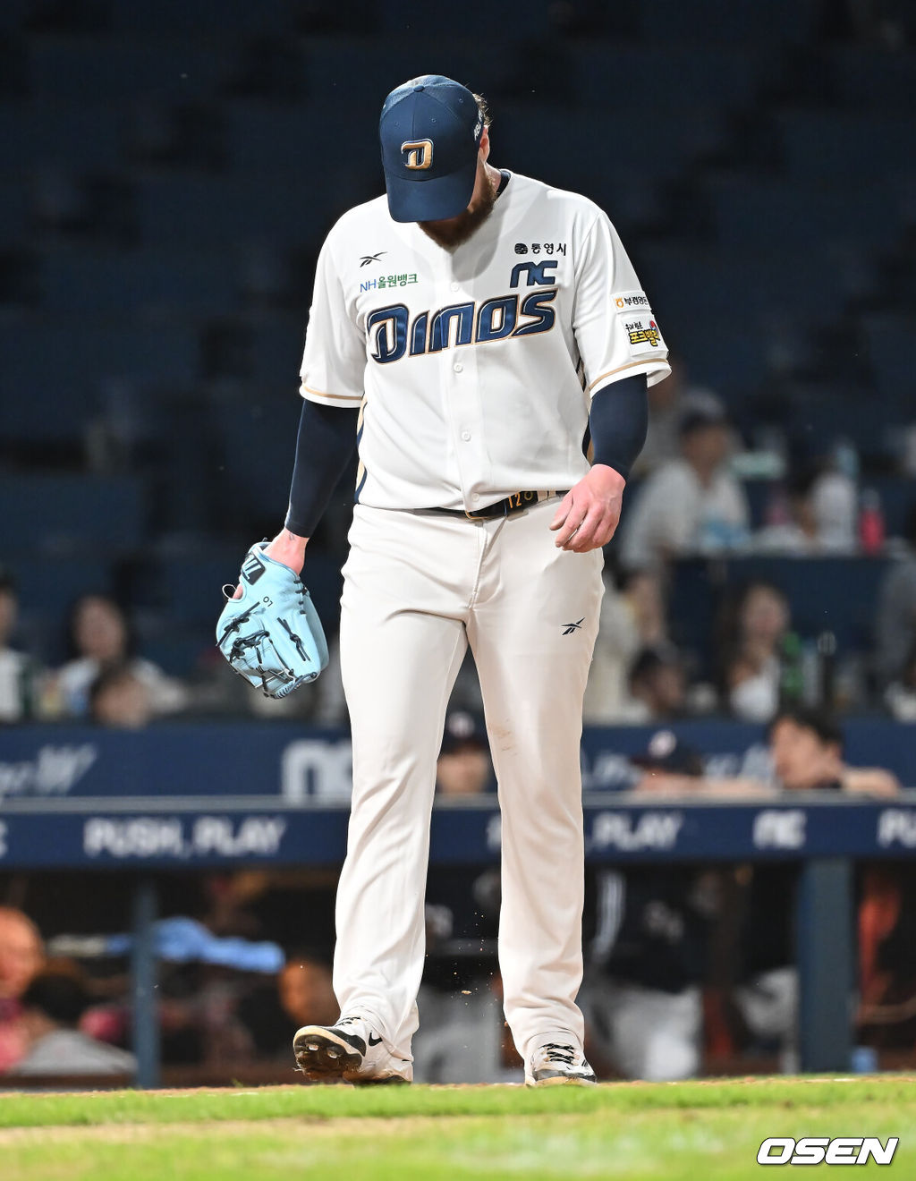 5일 창원NC파크에서 2025 신한 SOL 뱅크 KBO 리그 NC 다이노스와 두산 베어스의 경기가 열렸다. 홈팀 NC는 로건이, 방문팀 두산은 잭로그가 선발 출전했다. NC 다이노스 선발투수 로건이 4회초 2사 1,2루 두산 베어스 박계범에게 1타점 안타를 맞고 아쉬워하고 있다. 2025.09.05 / foto0307@osen.co.kr