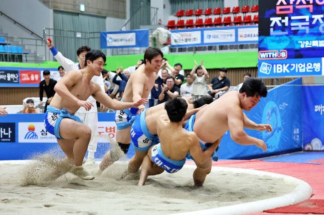 16일 강원도 삼척시 삼척체육관에서 열린 결승전에서 대구대가 경기대를  4-2로 제압하고 우승 트로피를 들어 올렸다. / 대한씨름협회
