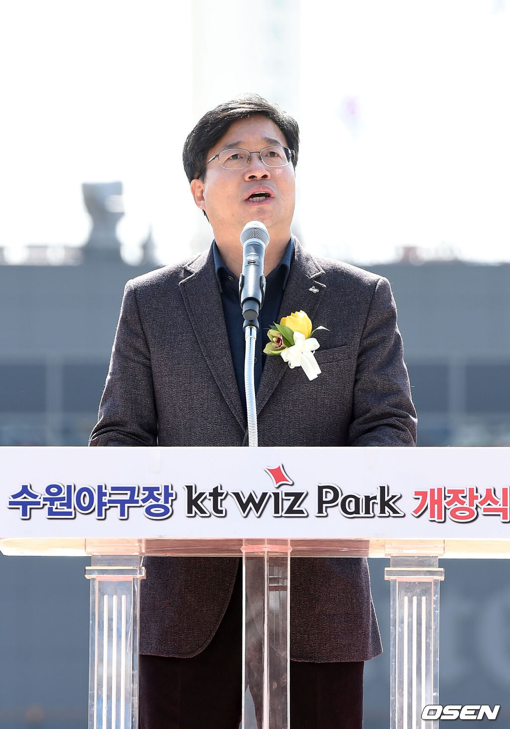 14일 오후 경기 수원kt위즈파크에서 '2015 타이어뱅크 KBO 리그 시범경기' kt wiz와 두산 베어스의 경기에 앞서 개장식이 열렸다.염태영 수원시장이 축사를 하고 있다.이날 행사에는 염태영 수원시장을 비롯해 남경필 경기도지사, kt wiz 구단주 황창규 회장, 구본능 KBO 총재, 지역 국회의원 및 체육 관계자 200여명이 참석했다. /sunday@osen.co.kr