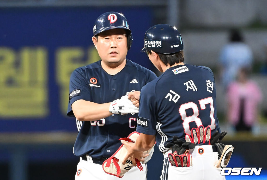 5일 창원NC파크에서 2025 신한 SOL 뱅크 KBO 리그 NC 다이노스와 두산 베어스의 경기가 열렸다. 홈팀 NC는 로건이, 방문팀 두산은 잭로그가 선발 출전했다. 두산 베어스 양의지가 2회초 좌익수 왼쪽 2루타를 치고 하이파이브를 하고 있다. 2025.09.05 / foto0307@osen.co.kr