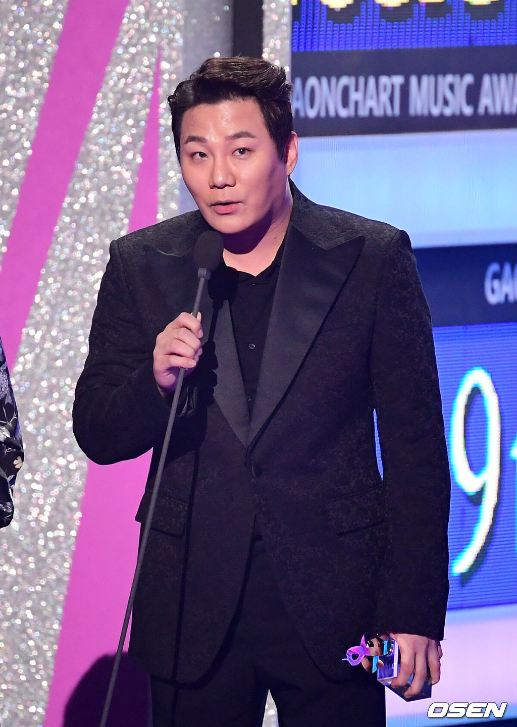 8일 오후 서울 잠실실내체육관에서 제 9회 가온차트 뮤직 어워드가 열렸다.가수 윤민수가 수상을 하며 소감을 말하고 있다.  /jpnews@osen.co.kr