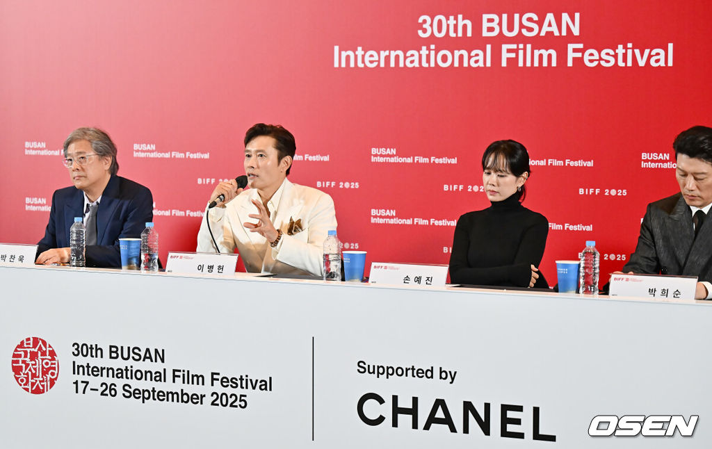 17일 부산 해운대구 영화의 전당 중극장에서 제30회 부산국제영화제 개막작 ‘어쩔수가없다’ 기자회견이 열렸다.박찬욱 감독의 12번째 장편 영화인 ‘어쩔수가없다’는 도널드 E. 웨스트레이크의 1997년 소설 '액스(The Axe)'를 원작으로 한다.박찬욱 감독, 이병헌, 손예진이 기자들의 질문에 답하고 있다. 2025.09.17 / foto0307@osen.co.kr