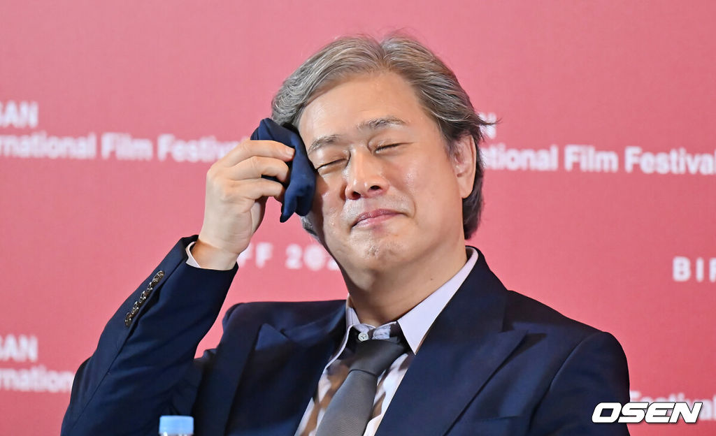 17일 부산 해운대구 영화의 전당 중극장에서 제30회 부산국제영화제 개막작 ‘어쩔수가없다’ 기자회견이 열렸다.박찬욱 감독의 12번째 장편 영화인 ‘어쩔수가없다’는 도널드 E. 웨스트레이크의 1997년 소설 '액스(The Axe)'를 원작으로 한다.박찬욱 감독이 땀을 닦고 있다. 2025.09.17 / foto0307@osen.co.kr