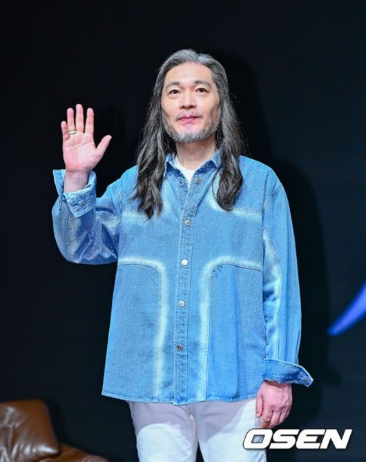 17일 오후 서울 강남구 청담동 일지아트홀에서 임재범 40주년 기념 전국투어 및 8집 선공개 기자간담회가 열렸다.  가수 임재범은 데뷔 40주년이라는 이정표를 맞아 전국투어 콘서트 ‘나는 임재범이다’를 개최하고, 정규 8집의 포문을 여는 신곡 ‘인사’를 들고 가요계에 복귀한다.  임재범이 포토타임을 하고 있다. 2025.09.17 /jpnews@osen.co.kr