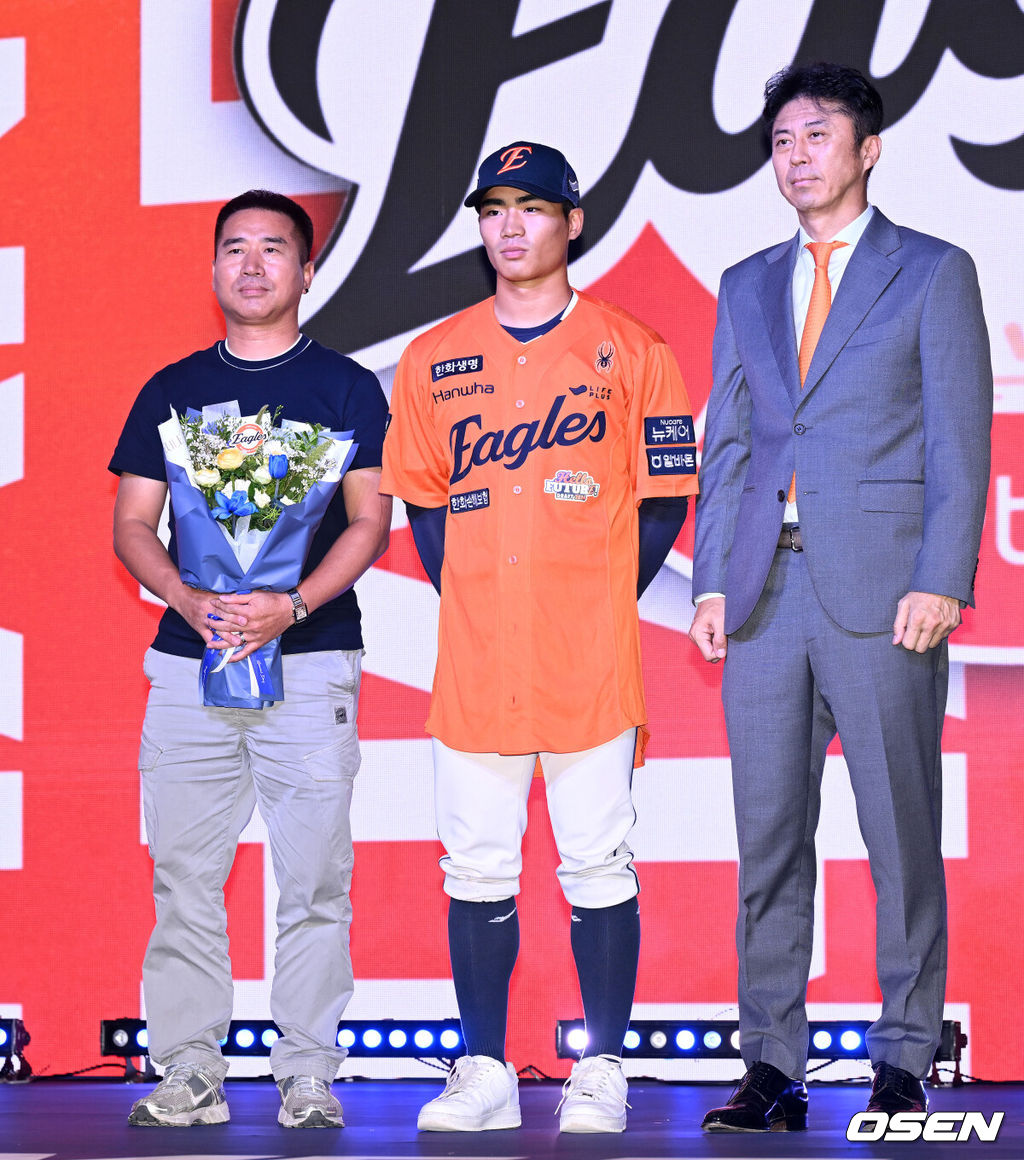 17일 오후 7일 오후 서울 롯데호텔 월드에서 ‘2026 KBO 신인 드래프트’가 열렸다.이번 드래프트는 전면 드래프트 방식으로 총 11라운드에 걸쳐 진행된다. 대상자는 총 1천261명으로, 고등학교 졸업 예정자 930명, 대학교 졸업 예정자 216명, 얼리 드래프트 신청자 51명, 해외 아마추어·프로 출신 선수 19명이다. 이 중 최대 110명이 KBO 10개 구단의 부름을 받게 된다.한화에 지명된 유신고 오재원이 기념촬영을 하고 있다. 2025.09.17 /sunday@osen.co.kr