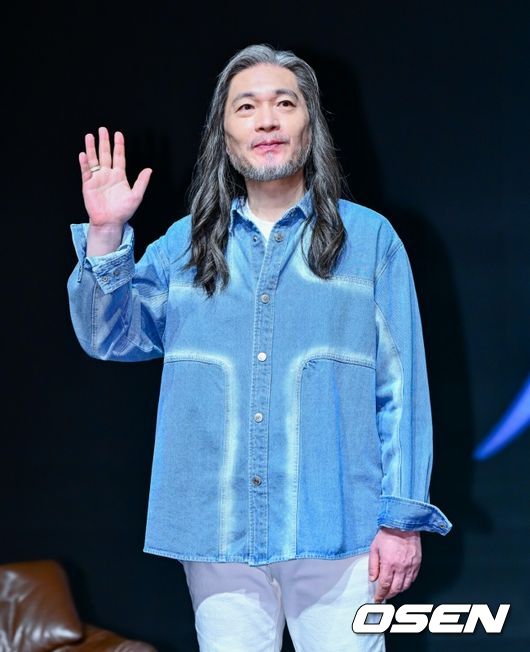17일 오후 서울 강남구 청담동 일지아트홀에서 임재범 40주년 기념 전국투어 및 8집 선공개 기자간담회가 열렸다.  가수 임재범은 데뷔 40주년이라는 이정표를 맞아 전국투어 콘서트 ‘나는 임재범이다’를 개최하고, 정규 8집의 포문을 여는 신곡 ‘인사’를 들고 가요계에 복귀한다.  임재범이 포토타임을 하고 있다. 2025.09.17 /jpnews@osen.co.kr