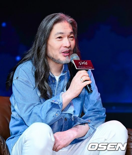 17일 오후 서울 강남구 청담동 일지아트홀에서 임재범 40주년 기념 전국투어 및 8집 선공개 기자간담회가 열렸다.  가수 임재범은 데뷔 40주년이라는 이정표를 맞아 전국투어 콘서트 ‘나는 임재범이다’를 개최하고, 정규 8집의 포문을 여는 신곡 ‘인사’를 들고 가요계에 복귀한다.  임재범이 포토타임을 하고 있다. 2025.09.17 /jpnews@osen.co.kr