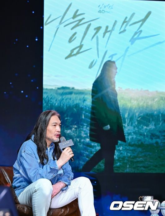 17일 오후 서울 강남구 청담동 일지아트홀에서 임재범 40주년 기념 전국투어 및 8집 선공개 기자간담회가 열렸다.  가수 임재범은 데뷔 40주년이라는 이정표를 맞아 전국투어 콘서트 ‘나는 임재범이다’를 개최하고, 정규 8집의 포문을 여는 신곡 ‘인사’를 들고 가요계에 복귀한다.  임재범이 포토타임을 하고 있다. 2025.09.17 /jpnews@osen.co.kr
