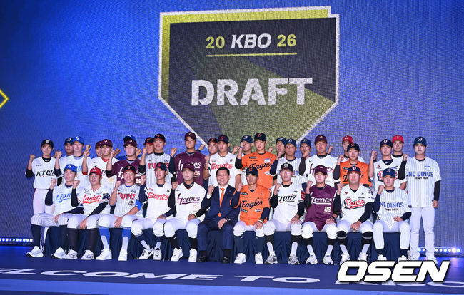 17일 오후 7일 오후 서울 롯데호텔 월드에서 ‘2026 KBO 신인 드래프트’가 열렸다. 허구연 KBO 총재를 비롯한 신인 선수들이 기념촬영을 가지고 있다. 2025.09.17 /sunday@osen.co.kr