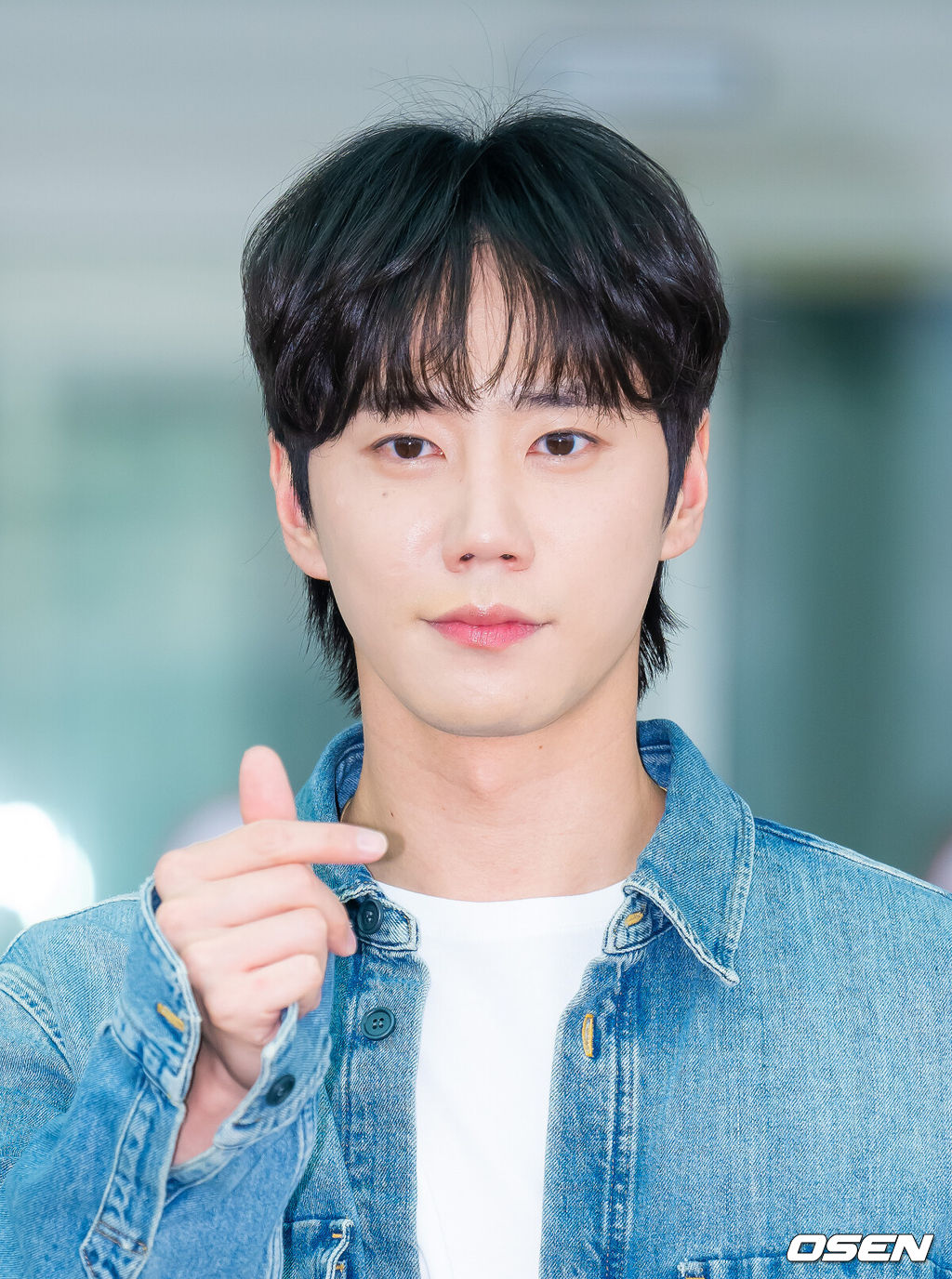 배우 이준영이 12일 오전 인천국제공항을 통해 출국했다.배우 이준영은 2025 코스 가을/겨울 컬렉션 참석차 미국 뉴욕으로 출국했다.이준영이 출국길에 포즈를 취하고 있다. 2025.09.12 / rumi@osen.co.kr
