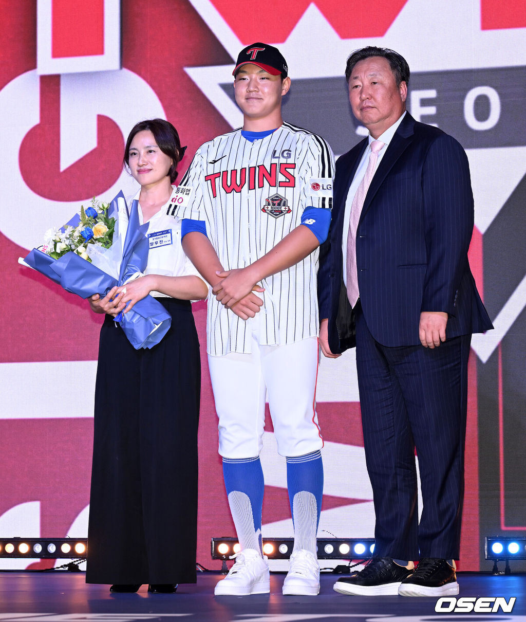 17일 오후 7일 오후 서울 롯데호텔 월드에서 ‘2026 KBO 신인 드래프트’가 열렸다.이번 드래프트는 전면 드래프트 방식으로 총 11라운드에 걸쳐 진행된다. 대상자는 총 1천261명으로, 고등학교 졸업 예정자 930명, 대학교 졸업 예정자 216명, 얼리 드래프트 신청자 51명, 해외 아마추어·프로 출신 선수 19명이다. 이 중 최대 110명이 KBO 10개 구단의 부름을 받게 된다.LG에 지명된 경기항공고 양우진이 기념촬영을 하고 있다. 2025.09.17 /sunday@osen.co.kr