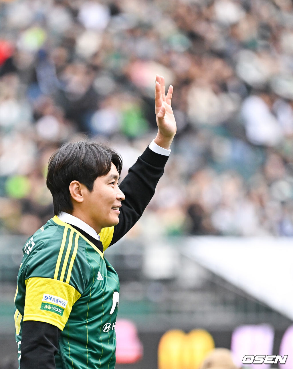 올 시즌 첫 '현대가더비'가 무승부로 끝났다. 울산과 전북은 30일 오후 전주월드컵경기장에서 열린 '하나은행 K리그1 2024 4라운드' 경기에서 2-2로 비겼다.경기에 앞서 이동국이 시축 후 팬들에게 인사를 하고 있다  2024.03.30 / soul1014@osen.co.kr