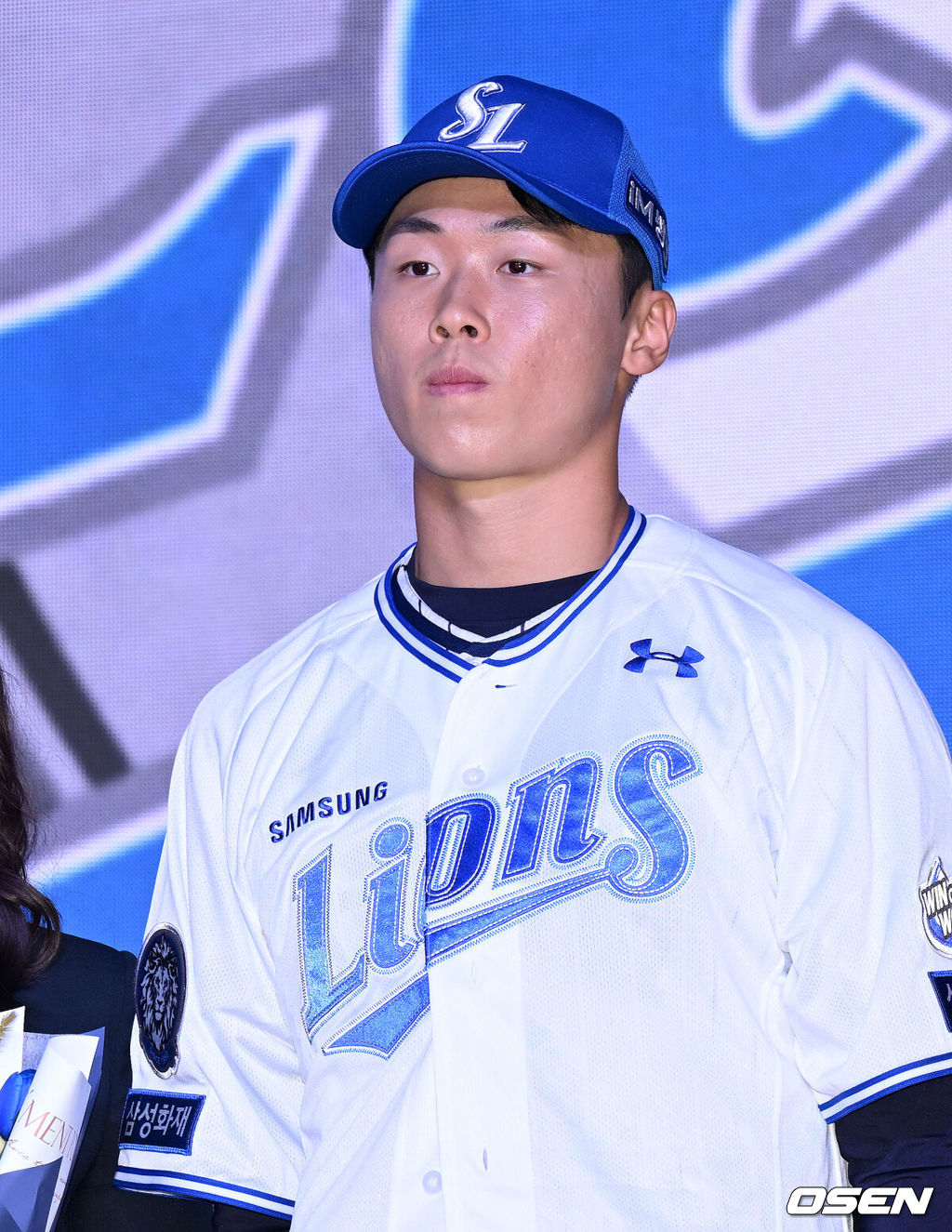 17일 오후 7일 오후 서울 롯데호텔 월드에서 ‘2026 KBO 신인 드래프트’가 열렸다.이번 드래프트는 전면 드래프트 방식으로 총 11라운드에 걸쳐 진행된다. 대상자는 총 1천261명으로, 고등학교 졸업 예정자 930명, 대학교 졸업 예정자 216명, 얼리 드래프트 신청자 51명, 해외 아마추어·프로 출신 선수 19명이다. 이 중 최대 110명이 KBO 10개 구단의 부름을 받게 된다.삼성에 지명된 서울고 이호범이 기념촬영을 하고 있다. 2025.09.17 /sunday@osen.co.kr